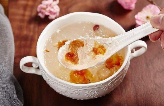 每天吃燕窩對(duì)女人有什么效果？燕窩真的可以起到美容養(yǎng)顏的功效嗎？