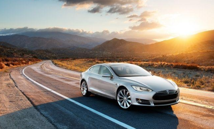 特斯拉監(jiān)控車?yán)锏囊磺惺钦娴膯?？特斯拉車?nèi)攝像頭在哪里？